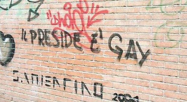 «Preside gay» sul muro della scuola, lui: «Non lo cancello»