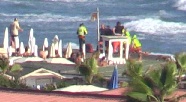 Ostia, 25enne soccorso in mare: rianimato sulla spiaggia e trasportato con l'eliambulanza
