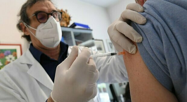 Vaccino obbligatorio dal 15 dicembre: chi è coinvolto e cosa rischia se non è in regola