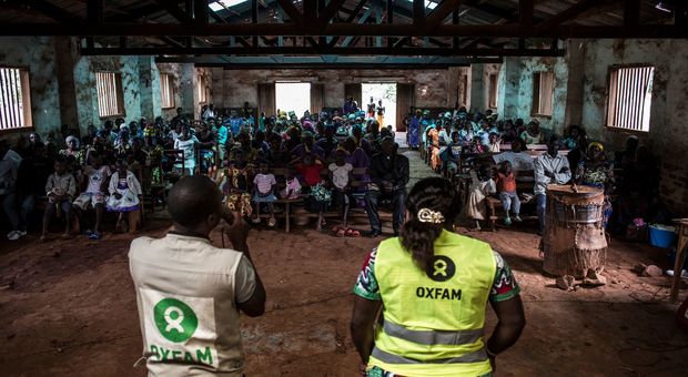 Operatori di Oxfam in una chiesa in Congo