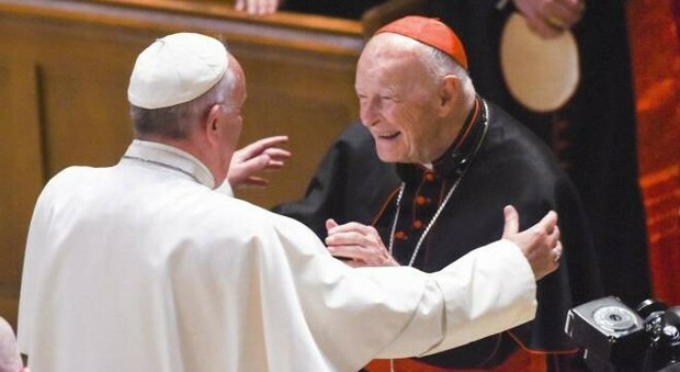 Pedofilia, l'ex cardinale McCarrick trascinato in tribunale negli Usa: è la prima volta