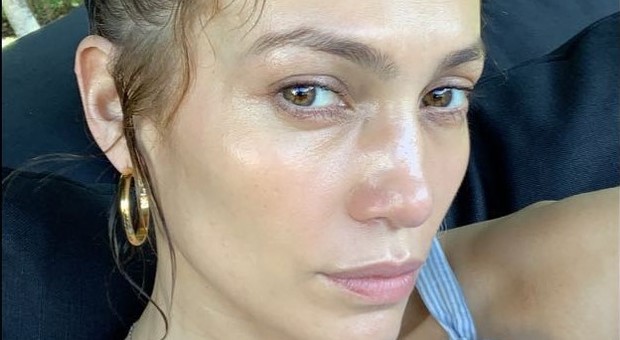 Jennifer Lopez senza trucco su Instagram, la foto conquista i follower
