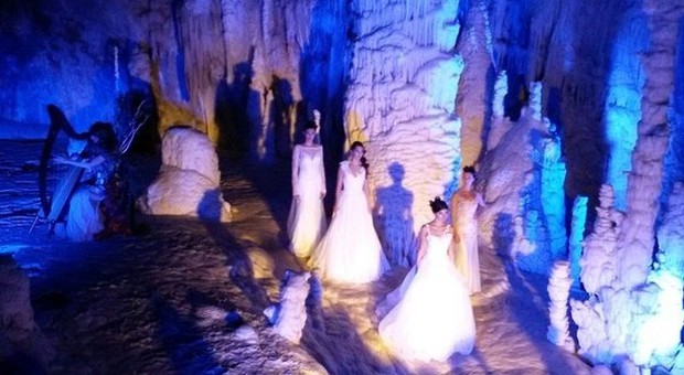 Genga, le spose di Fielden sfilano nelle Grotte di Frasassi