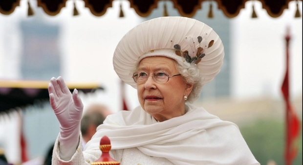 La Regina Elisabetta usa una mano finta per salutare. Ecco chi ha svelato il segreto