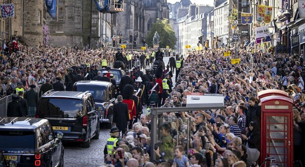 Regina Elisabetta, Londra a rischio paralisi per i funerali: code di 30 ore per la camera ardente