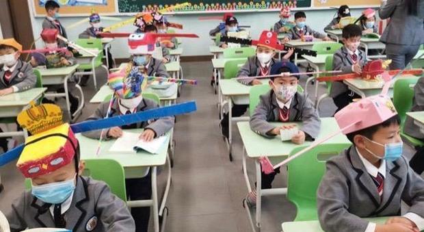 Coronavirus Cina, riapre la scuola: bambini in classe con metro in testa