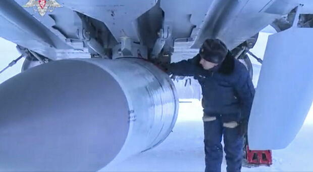 Missile ipersonico Kinzhal, cos'è: la super arma di Putin (che può essere armato con testate nucleari)