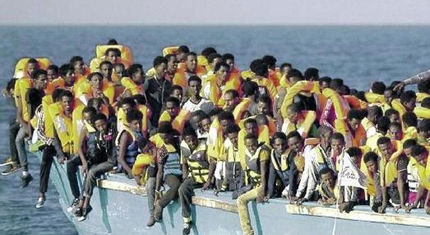 Frontex: «Terroristi infiltrati con falsi passaporti sui barconi di migranti»