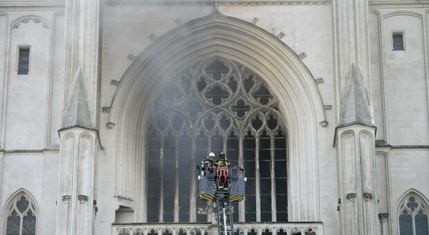 Nantes, brucia la cattedrale gotica di Saint Pierre: «Violento incendio» VIDEO