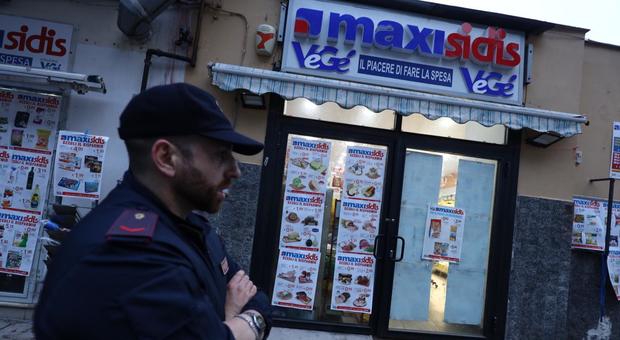 Napoli, lite nel supermarket: proprietario accoltellato alla gola e ucciso dal figlio