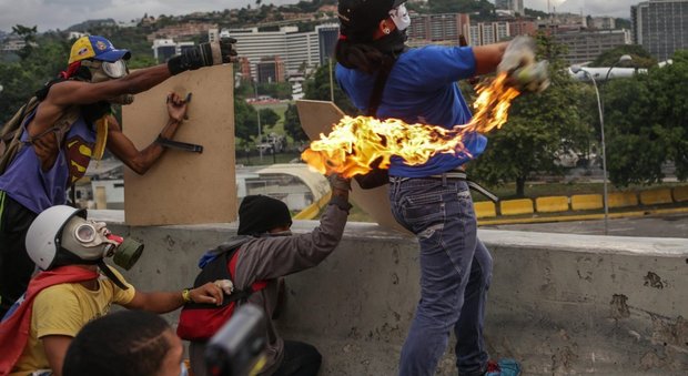 Venezuela, Maduro: assemblea costituente per riformare lo stato. L'opposizione: tenta il golpe