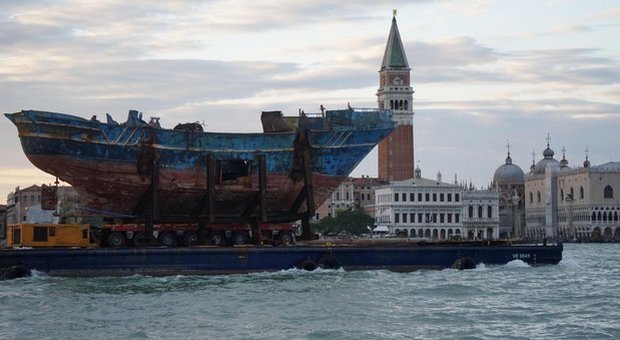 Alla Biennale di Venezia arriva "Barca Nostra", il relitto dei 700 migranti morti nel 2015