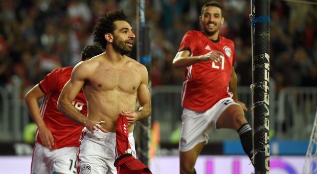 La bimba a Salah: «Fai gol, devo fare i compiti». Momo segna solo al 90' e si scusa su Twitter