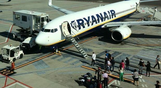 Coronavirus, hostess con febbre su volo Ryanair da Milano: attivate procedure per identificare tutti i passeggeri