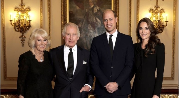 Re Carlo III, prima foto ufficiale con Camilla e i principi di Galles (ma senza Harry e Meghan)