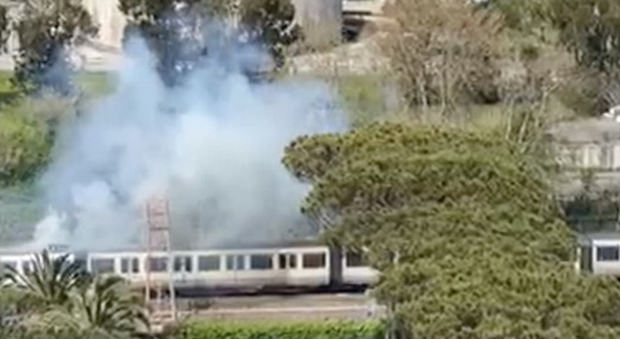 Roma-Lido, incendio sul treno: panico, fiamme e fumo. Sfiorata la tragedia