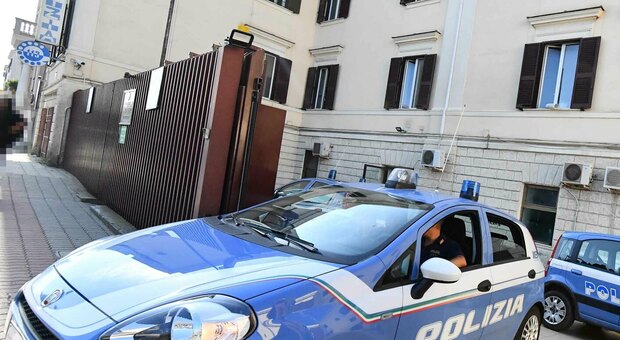 Roma, rapina choc in gioielleria: i clienti tenuti in ostaggio dal bandito solitario