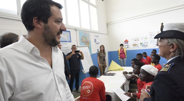 Salvini: «Migranti, serve buon senso. Basta Sicilia campo profughi d'Europa»