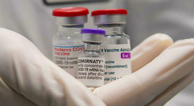 Vaccino, il mix è più efficace contro le varianti: la conferma in uno studio
