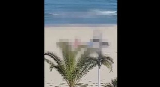 Abruzzo, filmati mentre fanno sesso in spiaggia ai tempi del coronavirus: video diventa virale
