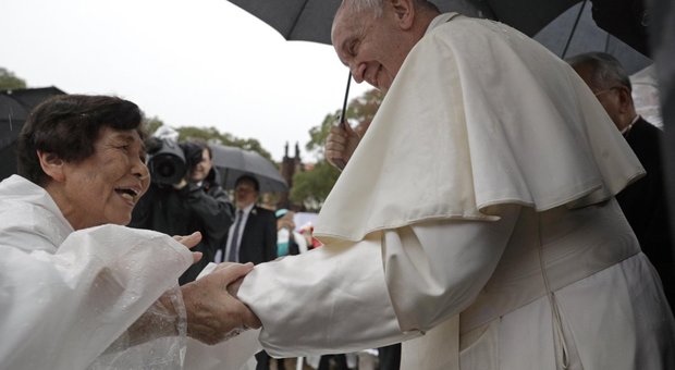Il Papa con una sopravvissuta