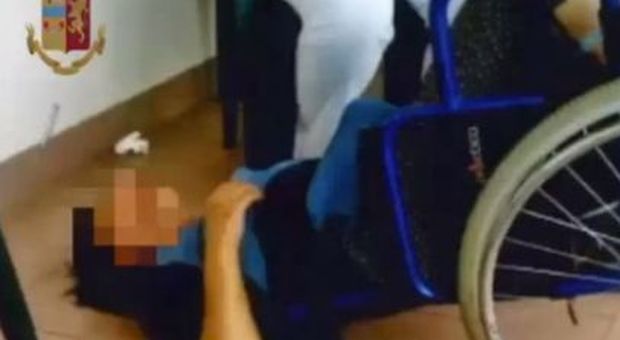 Ragusa, anziani malati maltrattati in casa di riposo, arrestate 3 donne: «Mi fai schifo, puzzi come una bestia»
