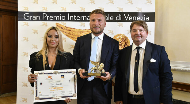 Lazio, Immobile riceve il Leone d'Oro: «Grande soddisfazione. Con Sarri percorso bellissimo»