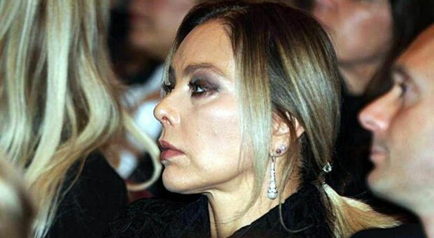 Sanremo, Ornella Muti ancora nei guai per la cena con Putin. Il Teatro di Pordenone la pressa: «Ci versi il cachet di Sanremo»