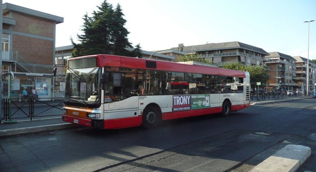 Roma, si rompe il bus e l'autista viene preso a calci e pugni: lo salva un uomo armato