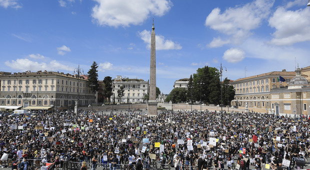 Roma, maxi assembramento in Piazza del Popolo in memoria di George Floyd