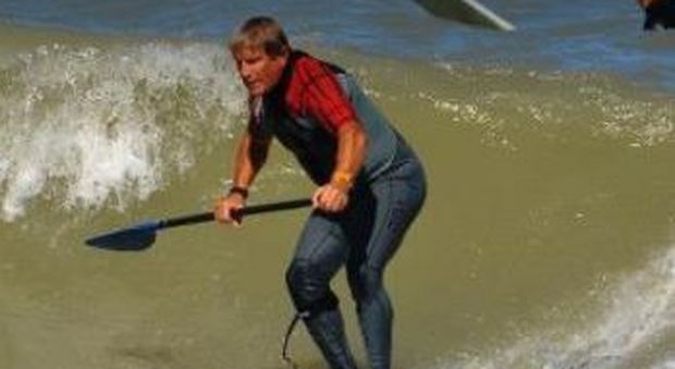 Cattolica, il vento lo getta sugli scogli: muore surfista di 63 anni