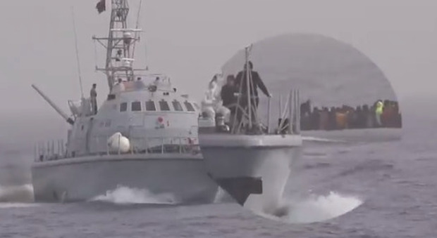 Migranti, la video-denuncia di Sea Watch: «Picchiati dalla guardia costiera libica e costretti a rientrare»