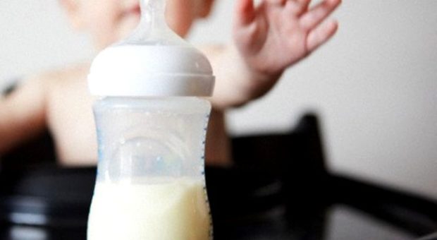 Francia, antidepressivi nel latte della figlia di 13 mesi per farla smettere di piangere: la piccola muore