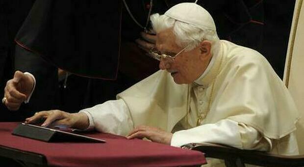 Ratzinger, dopo 6 giorni il Vaticano scende in campo per difendere Papa Benedetto XVI e lancia messaggi trasversali