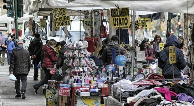Ambulanti, il racket a Trastevere: «Niente controlli, è zona franca». L'ira dei residenti