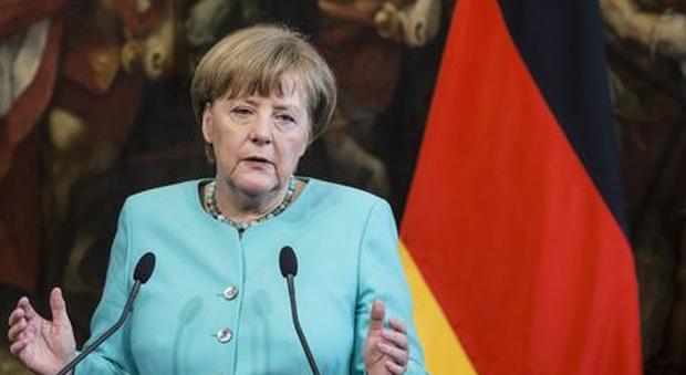 Merkel: «Migranti tema cruciale, Italia lasciata sola»