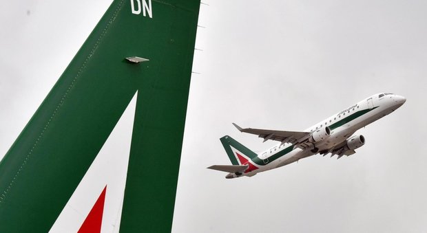 Alitalia, c'è il nuovo bando. Vendita in blocco o in due parti: volo e handling