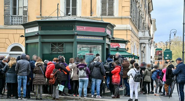 Roma, open day per la carta d'identità elettronica: caos e lunghe file sotto la pioggia
