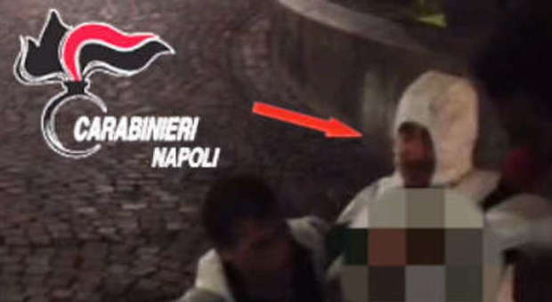 Banda del buco arrestata in flagranza, tre uomini spuntano da un tombino in centro a Napoli