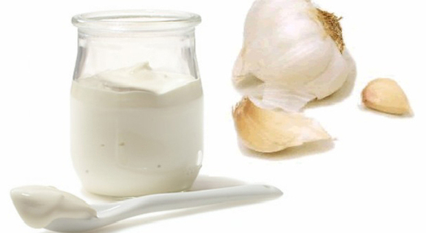Problemi di ipertensione? Il metodo migliore per curarsi è mangiando aglio e yogurt magro