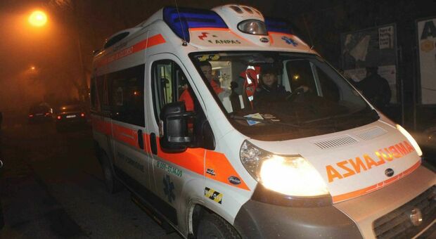 La strada frana, ambulanza bloccata: donna malata salvata dalla figlia