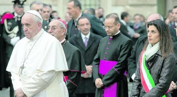 Papa Francesco e la sindaca Raggi a piazza di Spagna davanti alla Madonna