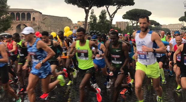Maratona di Roma, in 10mila sotto la pioggia. Raggi: «E' un successo»
