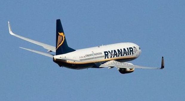Terrore sul volo Ryanair: passeggero ubriaco minaccia di far esplodere una bomba