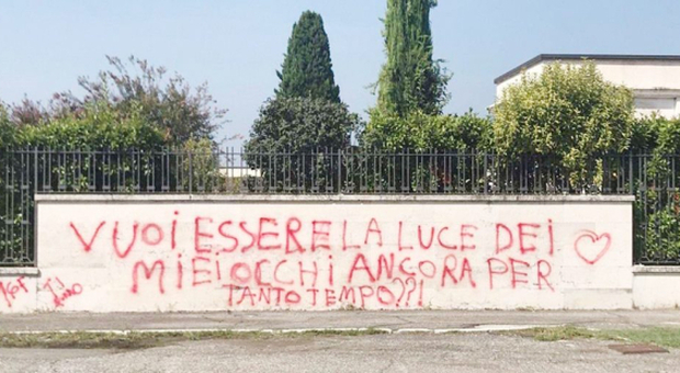 Scritta d'amore sul muro del cimitero, l'appello del prete alla fidanzata: «Mollalo»
