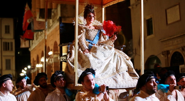 Foligno, Giostra della Quintana al Corteo Storico sfila Manuela Arcuri. Va in scena la bellezza nel segno del Barocco