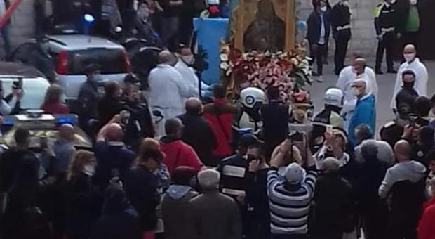 Barletta, processione "scortata" dai vigili fino alla cattedrale: violate le norme anti-contagio