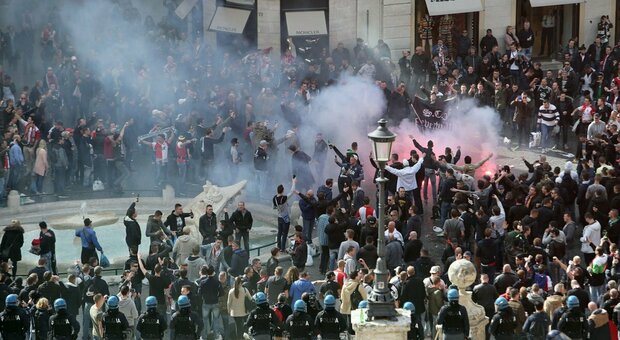 Roma-Feyenoord, timori legati agli ultras olandesi: il precedente della "Barcaccia"