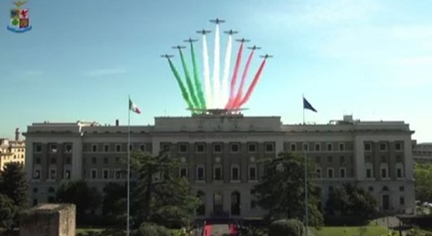 Frecce Tricolori diretta live oggi su Roma: rivedi i passaggi con il più grande tricolore del mondo sul Palazzo dell'Aeronautica