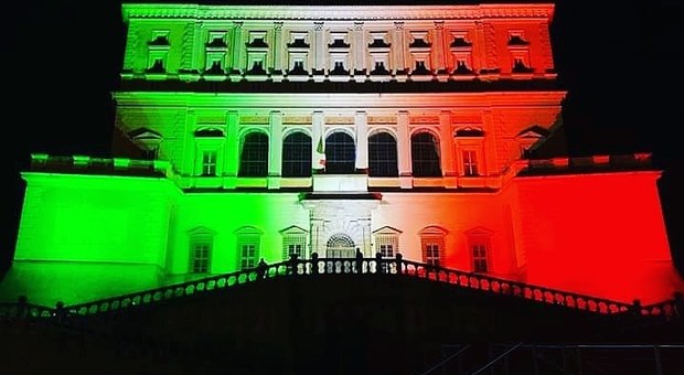 Caprarola sta con l'Italia: il tricolore illumina Palazzo Farnese